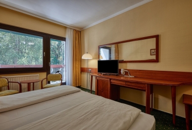 Parkra néző kétágyas szoba erkélyes (double) - Hotel Lővér Sopron